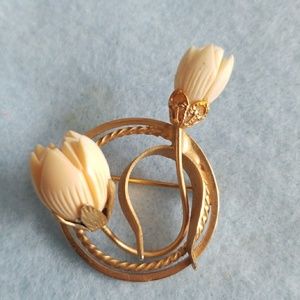 Carved BONE Hawaii's FLOWER VINTAGE Brooch pin